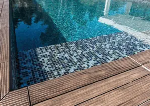 Revêtements de piscine par nos carreleurs.